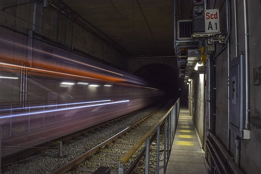 251079