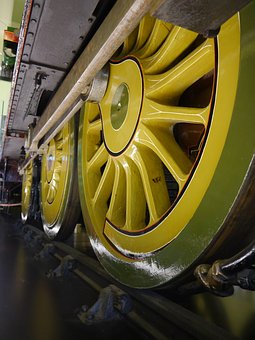 323641
