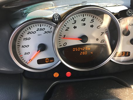 281100