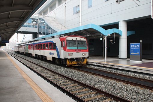 301105