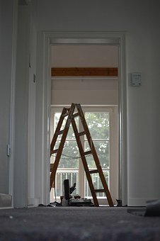 303886