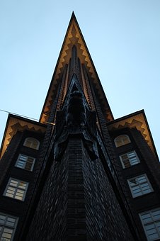 324590