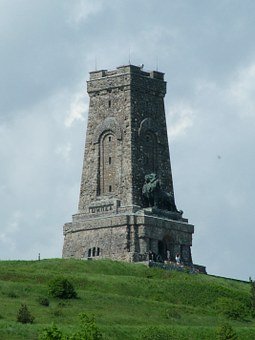 320070
