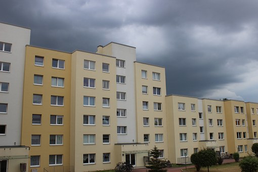 305989