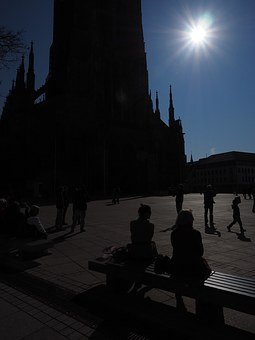 323773