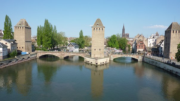 157028