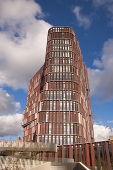305672