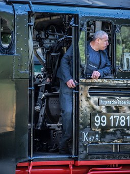 216087