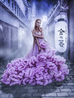 348300