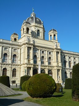 348906