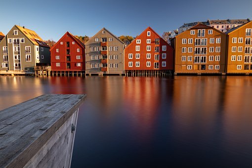 29718