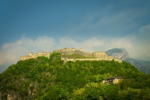 315882