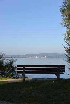 105562